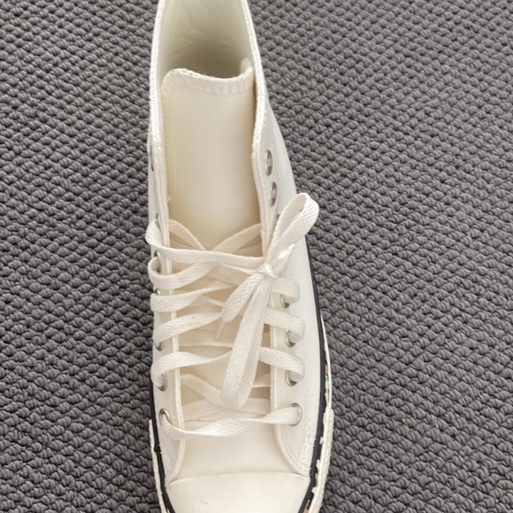 Selling brand new converse, hardly worn and in good condition. Worn twice. - Picture 3 of 8